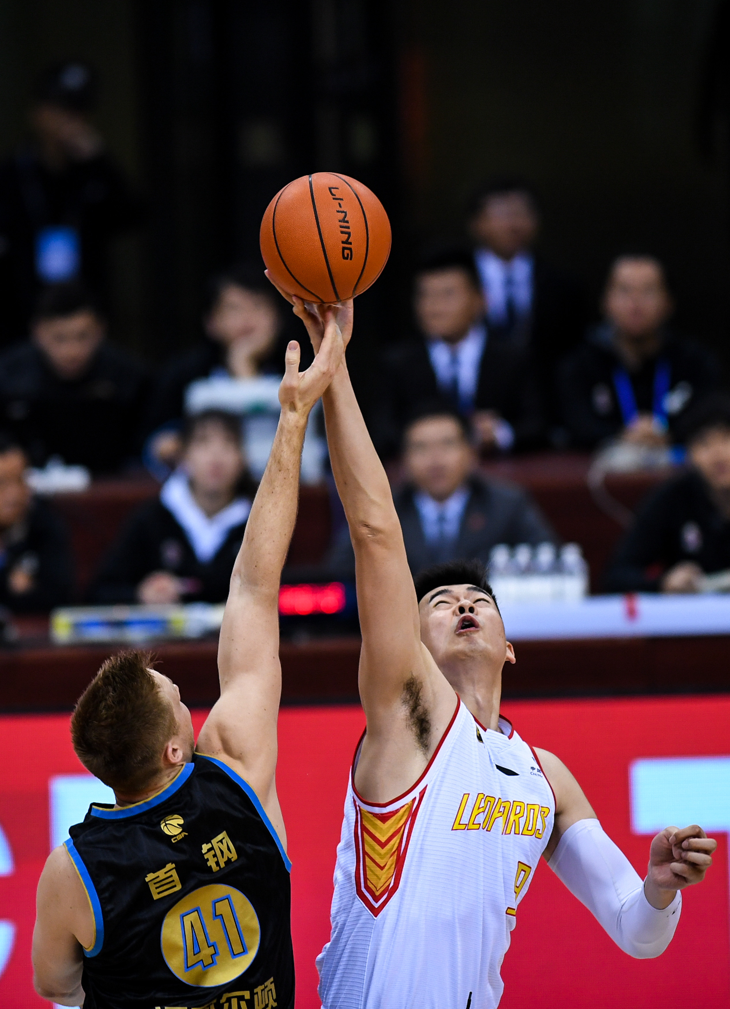 阿诺德西甲适应困难，肌肉损伤频繁，体能与技术对抗不适应，皇马医疗团队“伤仲永”魔咒再现。（阿诺德西甲适应受阻：肌肉伤频发、对抗节奏难匹配，皇马医疗“伤仲永”魔咒再现）