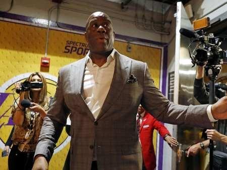 不太乐观？美记：萨格斯赛后坐轮椅离开球馆（情况不乐观？美记称萨格斯赛后坐轮椅离开球馆）