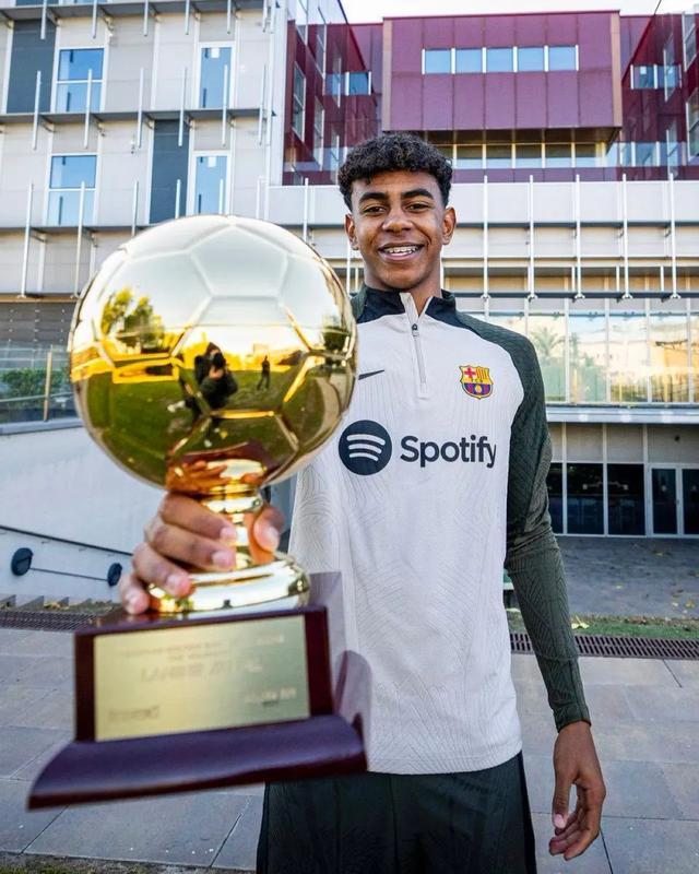 球队的内外结合非常立体（球队内外联动层次分明）