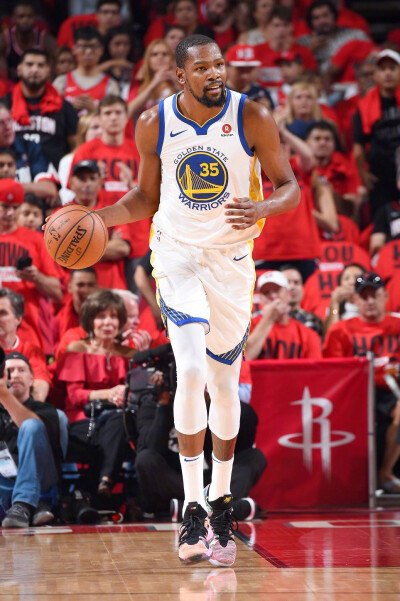 米兰客战拉齐奥：莱奥领衔，亚沙里、里奇、拉比奥出战（米兰客场对阵拉齐奥：莱奥挂帅，亚沙里、里奇、拉比奥披挂上阵）