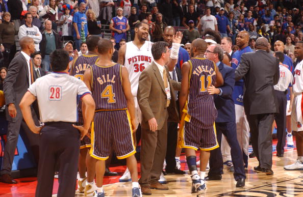 篮球湖人客场取胜，球迷直呼不容易（湖人客场告捷，球迷感叹来之不易）