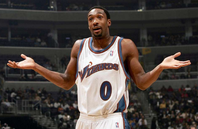 兰多·诺里斯领取个人第一座F1车手世界冠军奖杯（兰多·诺里斯捧起生涯首座F1车手世界冠军奖杯）