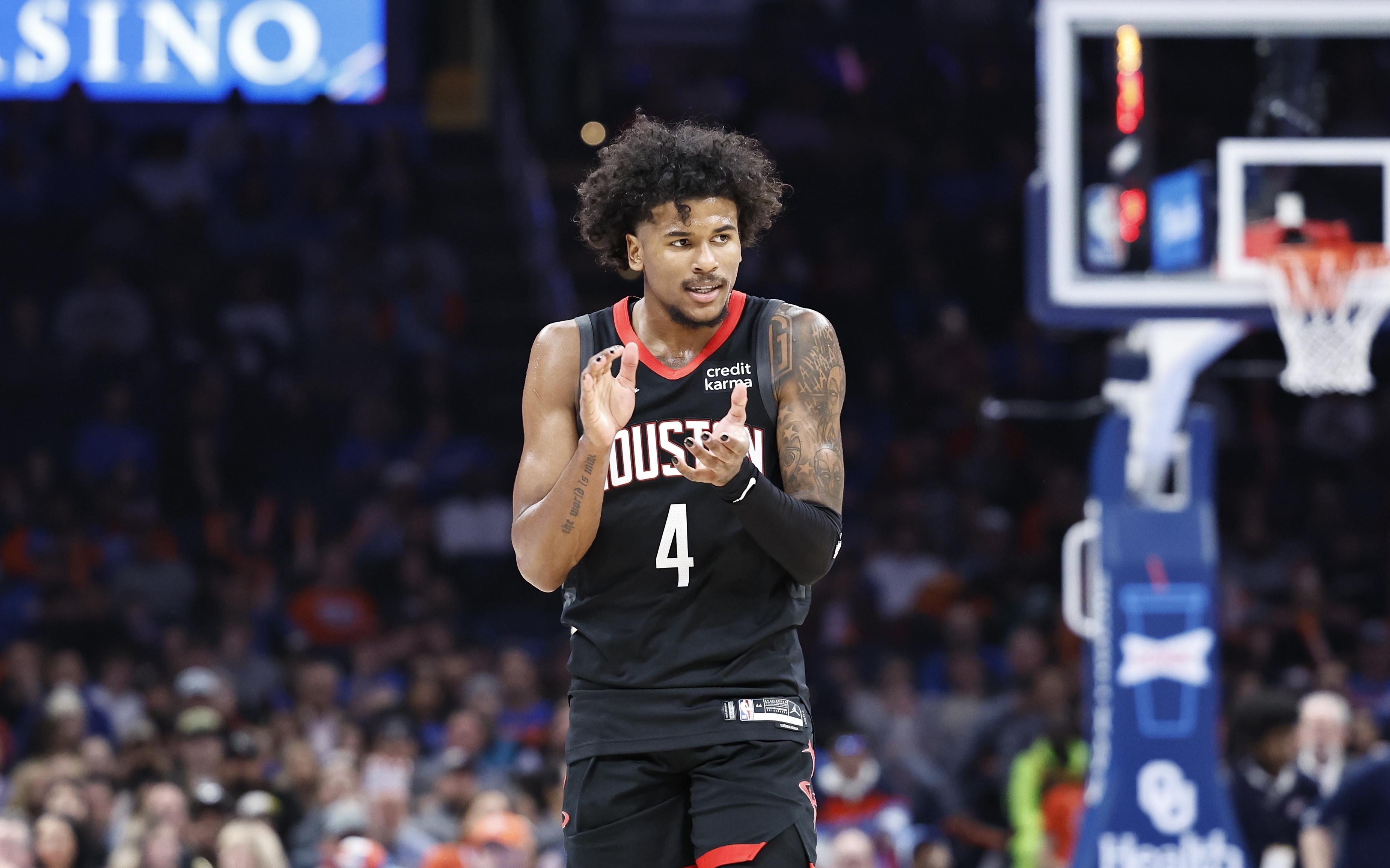 谁说不回防？老詹飞身追帽直接摔出场外 伊森进攻犯规火箭挑战失败（谁说老詹不回防？詹姆斯飞身追帽摔出场外，伊森进攻犯规火箭挑战未果）