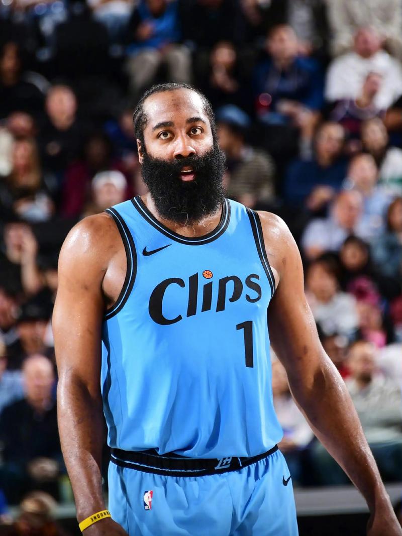 CBA：辽宁男篮稳住胜局 客场击败山东（CBA：辽宁男篮客场力克山东 稳稳拿下胜利）