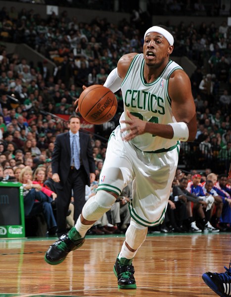 TA：利物浦球迷对阿诺德情感复杂，右路离开他后实力大打折扣（TA：阿诺德成红军球迷的矛盾焦点，右路失去他后战力明显下滑）